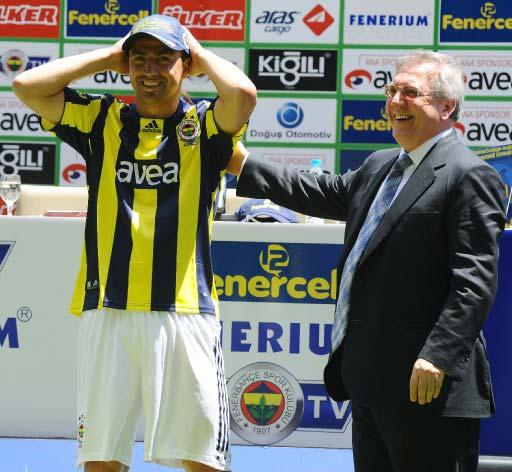 Mehmet Topuz transferine son noktayı koyan F.Bahçe Başkanı Aziz Yıldırım, özel uçağı ile getirdiği oyuncu için Kadıköy'de 3 bin taraftarın önünde imza töreni düzenledi.