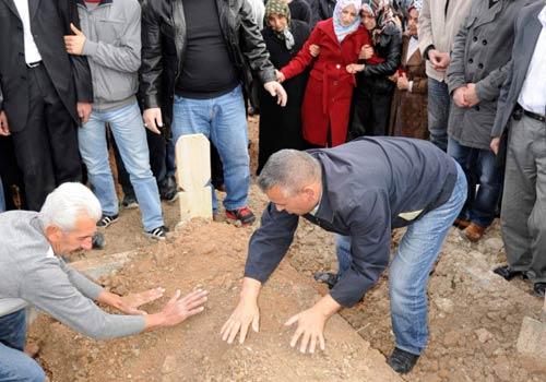 Azra bebek ile annesinin enkaz altından sağ çıkartılması ile yaşanan sevinç babanın cesedinin çıkartılması ile hüzne dönüşürken, acıları ikiye katlayan bir ayrıntı daha ortaya çıktı