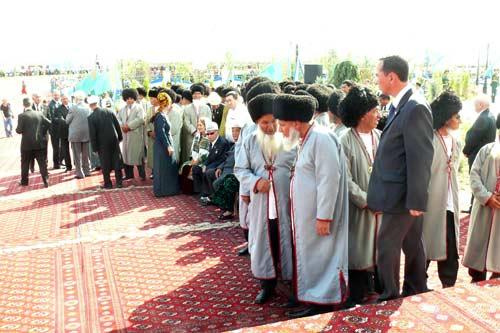 Berdimuhammedov, gece-gündüz ısı farkı en büyük şehirlerinden birinde dünyanın en tuzlu gölünün kıyısına dillere destan bir tesis, muhteşem bir açılış yaptı ama gazetecilerin şovu görüntülemesi için elden gelen arkaya konmadı! Bunlar kurtarılabilenler...