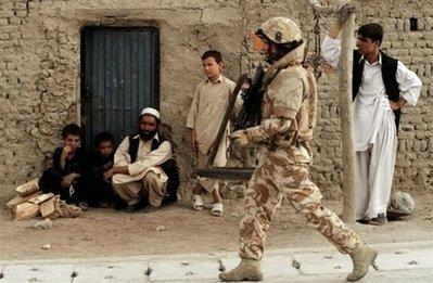 Afganistan'ın başkenti Kabil'de Taliban militanlarının üzerlerindeki bombaları bakanlık binasında patlatması sonucu yaşanan saldırı