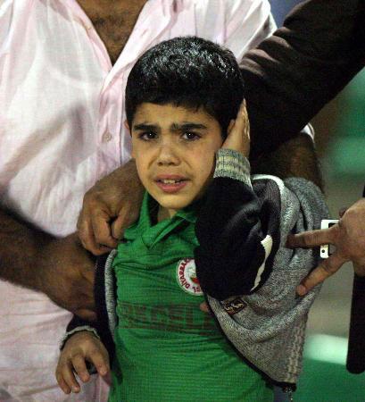 Bursasporun Diyarbakırsporu konuk ettiği maçta yaşananlar gündeme bomba gibi düştü. 2 takımın taraftarları arasında çıkan olaylarda koltuk ve taş yağmuru yaşanırken 2si çocuk, 10 kişi yaralandı.