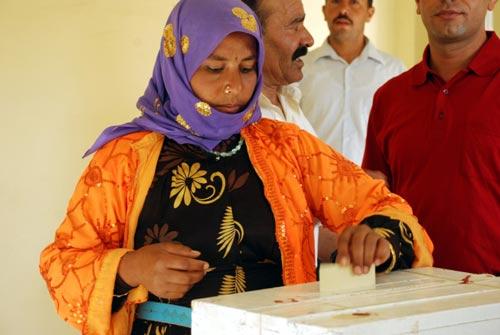Yüksek Seçim Kurulunca belirlenen oy vermenin bitiş saati geldiği halde sandık başında oylarını vermek üzere bekleyen seçmenler varsa, sandık kurulu başkanı bunları saydıktan sonra sıra ile oylarını kullanmalarına izin verecek.