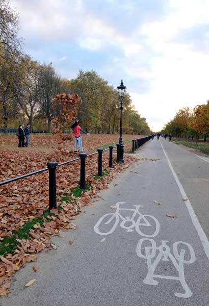 Hyde Park Londra'nın merkezinde halka açık, her sabah 05.00'ten gece yarısına kadar gezilebilecek dünyanın en büyük parklarından. Sadece gezmek, dinlenmek ve koşmak isteyenlerin hoş vakit geçirdiği bir yer değil ünlü kraliyet parkı aynı zamanda konserler başta olmak üzere pek çoketkinliğe de evsahipliği yapıyor.
<br><br>
Parkın kuzey doğusunda bulunan (Konuşmacılar köşesi) Speakers Corner düşüncelerini özgürce söylemek ve tartışmaya açmak isteyenlerin buluşma yeri.
<br><br>
Parkın yanıbaşında Kensington Bahçeleri var. Serpentine gölü parkın en güzel köşelerinden...
<br><br>
Dünyada ünlü Londra'nın simge isimlerinden Hyde Park'ta sonbahar bugünlerde tüm ihtişamıyla kendisini hissettiriyor. Ağaçların sararan yapraklarının döküldüğü parka gelen yerli ve yabancılar, sarı ve kahverengi tonların hakim olduğu sanat tablosunun içinde spor yapma ve eğlenmenin tadını çıkartıyorlar.
<br><br>
İnsanlara iyice alışmış park sakinlerinden sevimli sincaplar ise her zaman olduğu gibi yine insanların elinden yiyecek alabilmeye çabalıyor hatta alabilmek için üstlerdine dahi tırmanıyorlar.
<br><br>
Güvercinler ise her zamanki gibi nasılsa yemsiz kalmayız diyen vakar ve tokgözlülük içersinde...
<br><br>
İşte AA muhabirinin objektifinden yansıyan Hyde Park'tan sonbahar manzaraları...
<br>
(haber 7)
