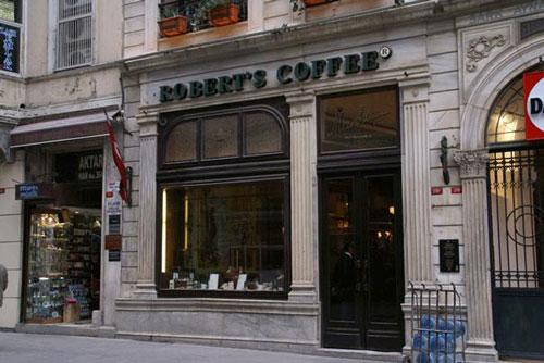 Bugün "Darty Mağazası" ve "Roberts Cafe"nin bulunduğu binada sanatçıların ve yazarların uğrak yerlerinden tarihi "Lebon" ve "Markiz Pastanesi" bulunuyordu.
