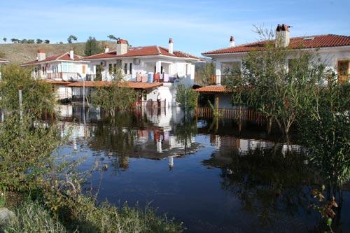 Muğla'nın Fethiye ilçesinde önceki gün etkili olan yağış nedeniyle yabancıların kaldığı villaları su bastı. Taşan kanallar, Fethiye'de Venedik'i aratmayan görüntüler oluşmasına neden oldu.