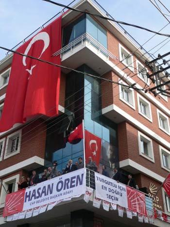 Normal şartlarda bu da haber mi denilecek bir gelişme; ama söz konusu, söz Atatürk'ten açıldı mı mangalda kül bırakmayan ve es kaza bir başka parti yapsa kıyameti kopartacak CHP olunca, oluyor. İşte CHP'li adayın Atatürk'e uyguladığı seçim traşı