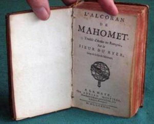 İlk Fransızca Kuran Tercümesi Pariste 1647'de L'Alcoran de Mahomet, Muhammedin Eski Kitabı adıyla gerçekleştirildi.
Uzun yıllar Levantede konsolosluk yapan Fransız Şark Bilimci-Oryantalist André du Ryerin Kuran tercümesi o güne kadarkilerden çok farklıydı.
Du Ryer, tercüme yaparken Müslüman âlimlerin Kuran tefsirlerinden de faydalanmıştı.