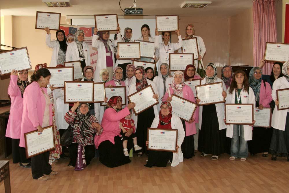 Projede görev alan eğitmenlere ve Koordinatör Sefer Demir ile destekçilere teşekkür plaketi verildi. Tören yemek ikramı ile sona erdi.
<BR><BR>
<B>(Haber 7)</B>