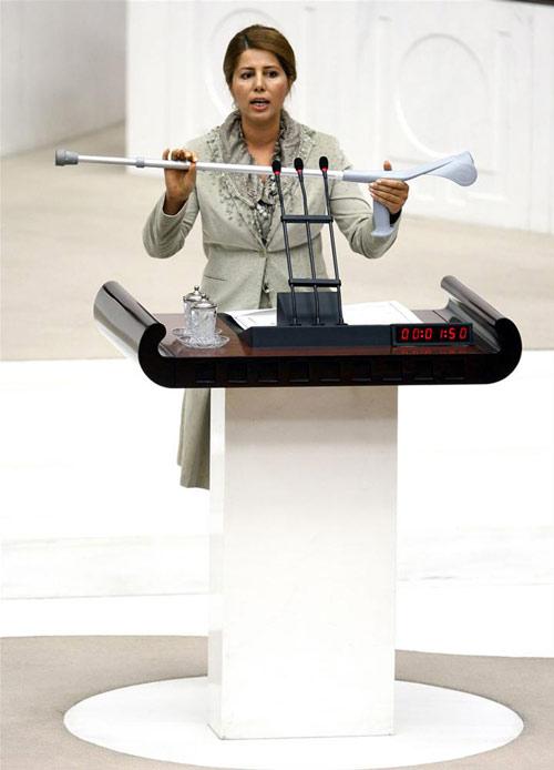 K&uuml;rs&uuml;ye koltuk değneğiyle gelen Sevahir Bayındıra, oturumu y&ouml;neten Meclis Başkanvekili G&uuml;ldal Mumcu, Ge&ccedil;miş olsun dedi. Bayındır, konuşmasına ş&ouml;yle devam etti: Sizi yaraladı mı, olmak ya da olmamak. İşte benim bug&uuml;nk&uuml; buradaki varlığım, buradaki duruşum."