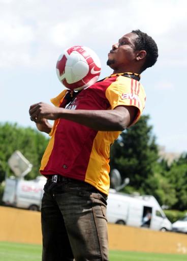 Galatasaray, Keita'yı renklerine bağladı. Galatasaray, dün İstanbul'a getirdiği Abdul Kader Keita ile üç yıllık sözleşme imzaladı.