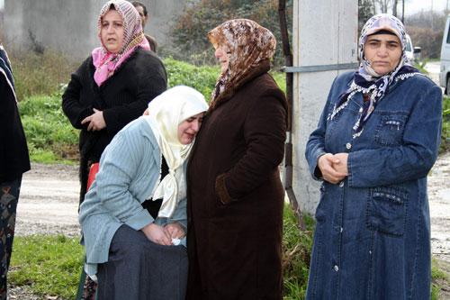 Bursa'nın merkez Yıldırım ilçesinde, 2 katlı ahşap evde çıkn yangında 7 aylık hamile bir kadın ve 2 çocuğu yanarak hayatını kaybetti. Ev sahibi ise yanar halde havuza atlayarak kurtuldu.