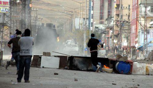 Terörist başı Abdullah Öcalan'ın yakalanışının yıldönümü nedeniyle Doğu ve Güneydoğu illerinde PKK yandaşları kepenk açmadı, açtırmadı. Yapılan eylmelere polis müdahale ederken çocuklar yine ön plandaydı