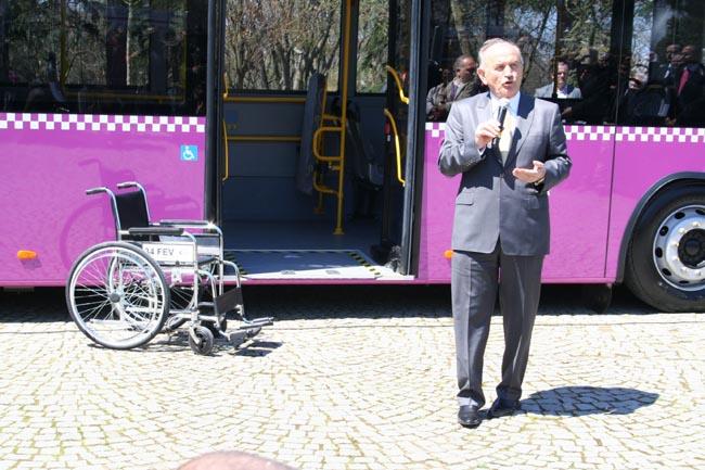 ''İstanbul halkı otobüsünün rengini seçiyor'' kampanyasının sonucuna göre, İstanbul Otobüs İşletmeleri AŞ'nin sefere koyacağı yeni otobüslerin rengi, oyların yüzde 34.54'ünü alan erguvan rengi oldu.
