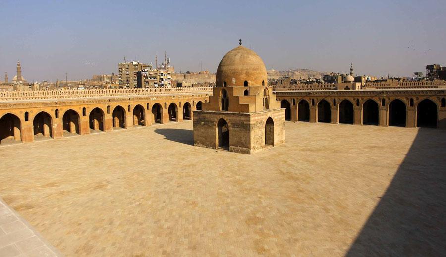 ESKI KAHIRE'DE YER ALAN AHMET IBN TULUN CAMI MISIR'DA AYAKTA KALAN TURK ESERLERINDEN BIRI.