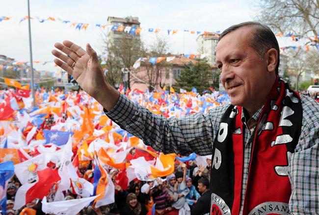 Erdoğan, "Günlerdir, yapılan tüm açıklamalara rağmen, iddiaların asılsız olduğunu gösteren tüm delillere rağmen, CHP ve MHP, gençlerin hayalleri üzerinden istismara devam ediyorlar. Bakın, Doğu'da, Güneydoğu'da, 7 yaşındaki okul çocuklarının eline taş verip askere polise karşı kışkırtmak, ilkokul çocuklarını istismar etmek ne kadar çirkinse, 2 milyona yakın gencimizin hissiyatını istismar da o kadar çirkindir.