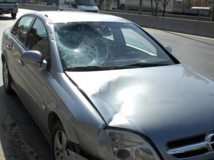 Trafik kazasında ölen Gökhan Dalmış (22)'ın acılı babası oğlunun cansız bedenine sarılarak ağlarken çevredeki vatandaşlar ve gazetecilerde gözyaşlarına boğuldu.