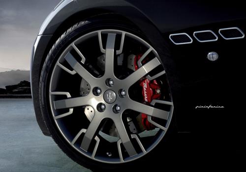 Quattroporte Sport GT Ste olduğu gibi takdir toplayan ve manuel modda kullanımda gaza tam basılarak vites küçültme gibi işletim operasyonlarından arındılarak daha hızlı ve sarsıntısız vites değişimleri sağlayan yeni şanzımanlı Maserati GranTurismo S Automatic, sürekli ayarlanabilir amortisörlere sahip Skyhook süspansiyon sistemiyle de rakipleri karşısında ön plana çıkıyor.