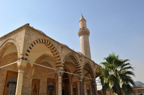 Projenin Koordinatörü Ydr. Doç. Dr. H. İbrahim Yakar,  Osmanlı'nın yaptığı ya da tadil ettiği 130'a yakın cami tespit ettiklerini dile getirirken Mimar Sinan'ın ilk camiyi Halep'te yaptığını da ifade ediyor. Yakar, bu caminin de Halep Valisi Hüsrev Paşa adına yapıldığını ve Hüsreviye Cami olarak hizmet verdiğini belirtiyor.