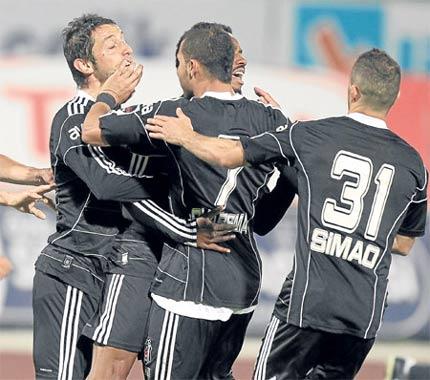 Beşiktaş'ta ligde bu yıl golü bulunmayan Nihat Kahveci, sahada ve soyunma odasında takım arkadaşı Quaresma, stat dışında da spor yazarı Turgay Demir ile kapıştı. Arkadaşları Nihat'ı güçlükle zaptetti.