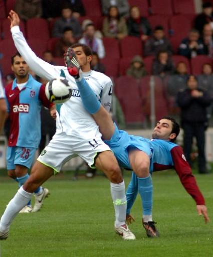 Trabzonspor şampiyonluk yarışında önemli bir yara aldı ve kendi sahasında Denizlispor'a 2-0 yenilmekten kurtulamadı. Trabzonspor'da büyük üzüntü yaşanıyor, denizli sevinçten uçuyor