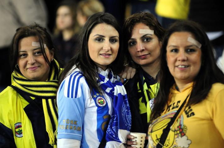 Ziraat Türkiye Kupası 4. Tur mücadelesinde Fenerbahçe sahasında Samsunspor'u konuk ederken tribünleri dolduran kadın ve çocuk seyirciler renkli görüntülere sahne oldu.