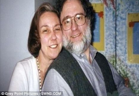 Belgeselde, ALS hastası 59 yaşındaki Craig Ewerts, eşine veda ederek kendisini ölüme götürecek sıvıyı içiyor.