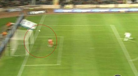 Deivid 30 metreden vurdu, top üst direğe çarpıp kale çizgisini geçti ancak hakem golü vermedi! İşte kare kare o pozisyon...