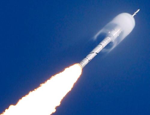 Ares I-X uzay aracı, 28 Ekim 2009 tarihinde Kennedy Uzay Merkezinin roket fırlatma alanı 39-B de gerçekleşen alt-yörünge test uçuşu esnasında, etrafında oluşan nem tabakası ile birlikte havalanıyor. (AP Photo/Chris O'Meara)