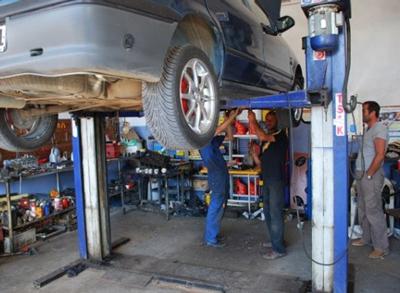 Kışa hazırlıksız yakalanmamak i&ccedil;in mutlaka p&uuml;f noktalarına dikkat edin ve aracınızı iyi bir kontrolden ge&ccedil;irin. Aşırı soğuk, kar ve buz, s&uuml;r&uuml;ş&uuml; &ccedil;ok tehlikeli hale sokabiliyor. Herhangi bir zamanda s&uuml;r&uuml;c&uuml;n&uuml;n başına geldiğinde sorun olmayan bir olumsuzluk, kış şartlarında &ouml;l&uuml;mc&uuml;l olabiliyor.</p><br><br>
<p>Bu sebeple, koruyucu kış bakımı b&uuml;y&uuml;k &ouml;nem taşıyor. Karlı kış şartlarında hasar ve yaralanmalı kazalardan korunmanın en iyi yolunun, 'mecbur kalmadık&ccedil;a taşıt kullanmamak' olduğu bildiriliyor.</p><br><br>
<p>Uzmanlar, bakımlı bir ara&ccedil;la kış şartlarında s&uuml;r&uuml;ş&uuml;n &ccedil;ok zevkli olduğunu belirterek, en iyi planlama kılavuzunun, aracın kataloğu olduğunu bildiriyor. Uzmanlar, "Kataloğu okuyarak, imalat&ccedil;ının &ouml;nerilerine ve servis takvimine uyunuz. Kışın hızlı ara&ccedil; kullanmayınız. K&ouml;t&uuml; havalarda m&uuml;mk&uuml;nse yola biraz daha erken &ccedil;ıkınız" &ouml;nerisinde bulunuyor.</p>