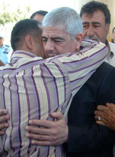 Cumhurbaşkanı Gül ve Suriye Devlet Başkanı Esad'ın görüşmesinin ardından serbest bırakılan 4 Türk, Hatay'ın Reyhanlı ilçesindeki Cilvegözü Gümrük Kapısı'ndan Türkiye'ye giriş yaptı.