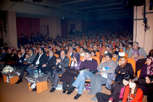 Muhammed Celaleddin'in Mevlana oluşunu anlatan Nar-ı aşk, Mevlana adlı oyunun basın mensupları için yapılan gala gecesi, halkın baskınına uğradı. 300 kişilik salonda 700 kişiyle oyun izlendi. Oyun ise ayakta alkışlandı..