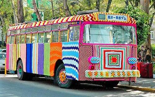<p>"Knitta Please" adlı grup, sokak lambaları, elektrik direkleri, park metreler ve telefon kulübeleri gibi şehir içinde bulunan kamuya ait eşyaları hatta bazen beğenmedikleri heykelleri rengarenk yünlerden ördükleri kazaklarla giydiriyorlar. Amaçları ise metropolün gri görüntüsüne sıcak bir yüz kazandırabilmek.</p>
<p>Magda Sayeg ve ekibi ABD'yi dolaşarak gördüğü her demir yığınının üzerine kırmızı, yeşil, sarı, mavi yünlerle, ters, düz, seramik, pirinç örgülerle kaplıyor. Hatta bu son sokak modası Avrupa'ya da sıçramaya başladı.</p>