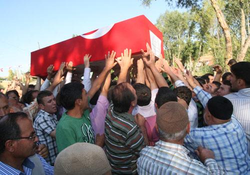 Bingöl'ün Genç ilçesine bağlı Güzeldere köyü kırsalında PKK'lı teröristle çıkan çatışmada şehit düşen Komando Er Muhammet Aygör'ün Konya'daki baba evine ateş düştü.