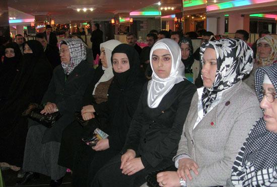 Baykal'ın büyük ses getiren çarşaf açılımı fiyasko ile sonlandı. Baykal'ın gövde gösterisi yaparak rozet taktığı Erzurumlu çarşaflılar bugün rozet attı.