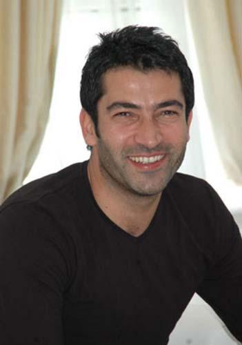 Kenan İmirzalıoğlu: Gülünce sevimli oluyor. Dişlerinin arası hafif ayrık. Erkeklerin diş yapısı genelde böyledir. Dişler köşeli, yan keserler kısa, köpek dişleri sivri. İşte size hem seksi hem de genç bir ifade.