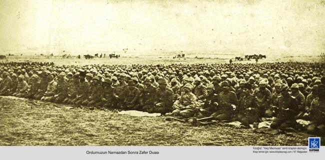 Çanakkale Muharebelerinde yaşanan şiddetin, imkânsızlıkların, sarsılmaz inancın, yitirilmeyen umudun fotoğraflara yansıdığı kareler, görenleri 2009dan 1915e bir zaman tüneline sokuyor.