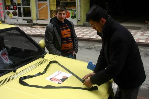 Büyük Birlik Partisi (BBP) Genel Başkanı Muhsin Yazıcıoğlu'nun memleketi Sivas'ta yas var. Gözü yaşlı Sivas halkı, işyerleri ve araçlarının camlarına Yazıcıoğlu'nun posterlerini astı ve karalara büründü.