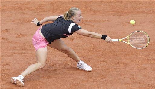 Tek bayanlarda 5 numaralı seribaşı ABD'li Serena Williams, 10 yıl sonra ilk kez 3. turda elenerek hayranlarını şaşırttı. Williams, Slovenyalı Katarina Srebotnik'e 6-4 ve 6-4'lük setlerle 2-0 boyun eğdi.