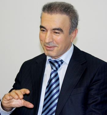 Naci Bostancı: Mümtazer Türköneyi aday yapmayan AKP, Gazi Üniversitesinden ve Türkiye Günlüğü dergisi çevresinden arkadaşı Prof. Dr. Naci Bostancıyı Amasya birinci sıraya koydu. Televizyon tartışmaları ve gazete yazılarından tanınan Bostancı, Başbakanlığı sırasında Mesut Yılmaza danışmanlık yapmıştı. Bostancı muhafazakar-demokrat görüşleriyle biliniyor.