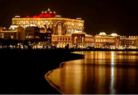Emirates Palace'ın gece ihtişamlı görünüşü