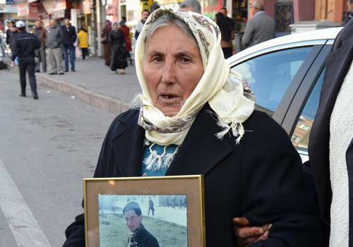 Hakkari'deki terörist saldırısı vatandaşı sokağa döktü. Yurdun çeşitli yerlerinde yapılan gösterilerde ''Şehitler ölmez vatan bölünmez'', ''Askere uzanan eller kırılsın'' sloganları atıldı.