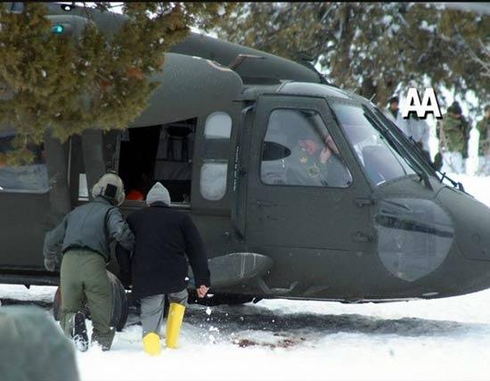 Kurtarma çalışmaları sırasında mecburi iniş yapmak zorunda kalan scorsky helikopterin görüntüsü enkazın yanında