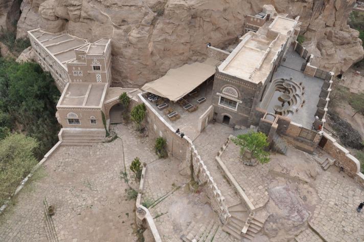 Dar'ül Hacer, 35 odadan oluşan ve oturtulduğu kayanın üzerinde 5 kat yükselen klasik Yemen mimarisini temsil ediyor. Bugünkü şeklini 1930 yıllarında alan bina, içindeki doğal buzdolabı görevi gören su kuyuları ve vadinin konumlandırıldığı yönü itibariyle doğal olarak klimalandırılmış serin odalarıyla ünlü.