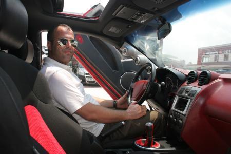 Adana'da da bir otomobil tutkunu, modifiyede sınırın olmadığını gözler önüne serdi. 30 bin liraya aldığı LPG'li otomobilini, hayallerindeki Ferrari'ye benzetmek için her şeyi yaptı.