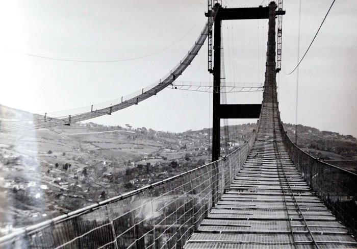<br><br> İstanbul Boğaz Köprüsü inşaatında fotoğrafçı olarak çalışan gurbetçinin arşivinde, köprü inşaatının her aşaması fotoğraf ve kısa metrajlı film çekimleriyle kaydedilmiş. 20 Şubat 1970 yılında temeli atılan köprünün ayaklarının dikilmesinden, ayaklar arasında çekilen halatlar ve çalışan işçilere kadar, boğazdaki ilk köprünün fotoğrafları Karayolları Genel Müdürlüğü için hazırlanan arşivde bulunuyor.<br><br>
Gurbetçi Naci Şahin, o dönemde köprüye bir çok kesimin karşı çıktığını hatırlattı. Şahin, gazeteci bir arkadaşının bile sadece gazetenin çok fazla satması için 'temel atma sırasında köprü ayaklarının tutmadığı' yönünde defalarca yalan haber yaptığını ve çok üzüldüğünü dile getirdi.