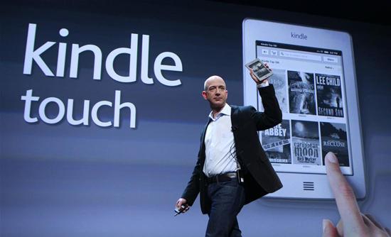 Amazon CEO'su Jeff Bezos, New York'ta yapılan basın toplantısında şirketin yeni ürünü olan dokunmatik Kindle Touch'ı tanıttı.