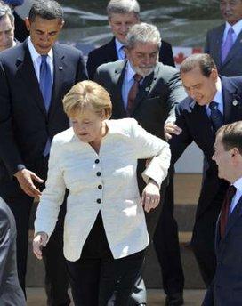 G-8 toplantısı, liderlerin aile fotoğrafı çektirmelerinin ardından İtalya Başbakanı Berlusconi'nin düzenlediği bir basın toplantısıyla sona erdi. Zirveye liderlerin çapkın bakışları damga vurdu.