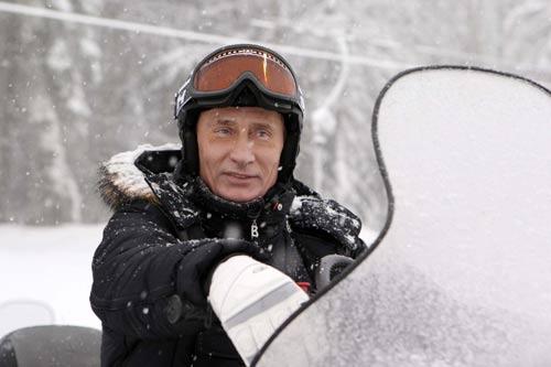 Rusya Devlet Başkanı Dmitri Medvedev ve Rusya Başbakanı Vladimir Putin yılbaşı tatilini birlikte kayak yaparak, kar motosikleti sürerek ve çay içerek geçirdi. Ekonomik kriz ve yaşanan facialarla zorlu bir yılı geride bırakan Rusya liderleri Karadeniz tatil şehri Soçi'de stres attı. (CİHAN/Ria Novosti)