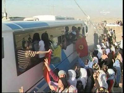 PKK'lıların Mahmur'dan ayrılışı esnasında kampda bulunanlar uğurlama töreni düzenledi...