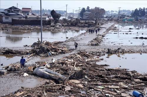 Kent sakinlerinin tahliyesi: Miyagi Prefecture kenti sakinleri felaketten 3 gün sonra çamur ve moloz yığınları arasında bölgeden tahliye edildi.